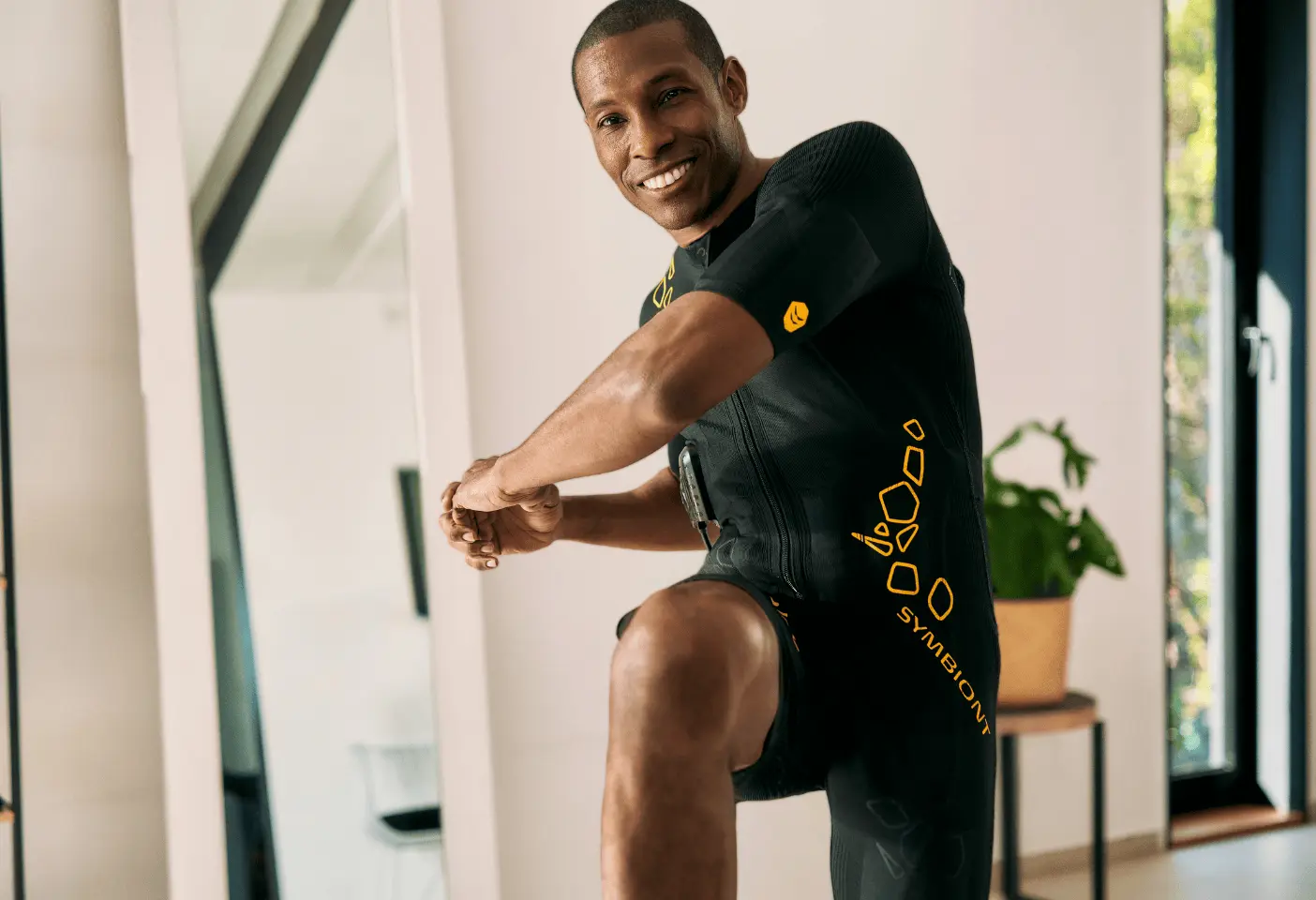 Weight Loss with EMS – Indoor Fat Reduction Training A man in an EMS suit trains in the studio, engaging in an effective and intense workout to reduce fat and support weight loss with EMS.